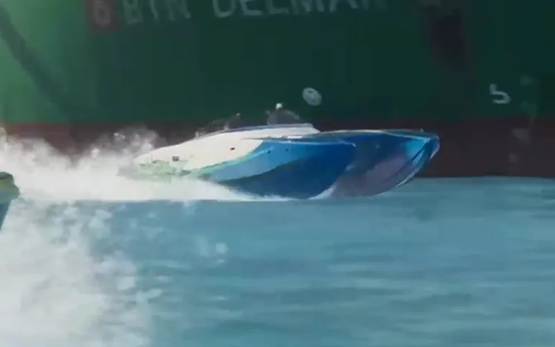 Offshore racing catamaran